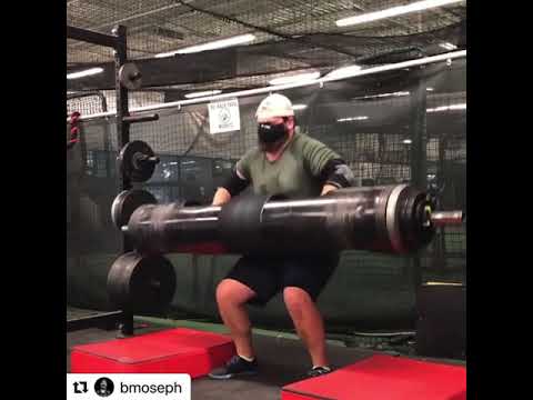 Weight lifting while wearing the WODFitters face mask